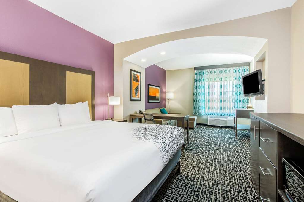 La Quinta Inn & Suites by Wyndham Hillsboro - photo 8