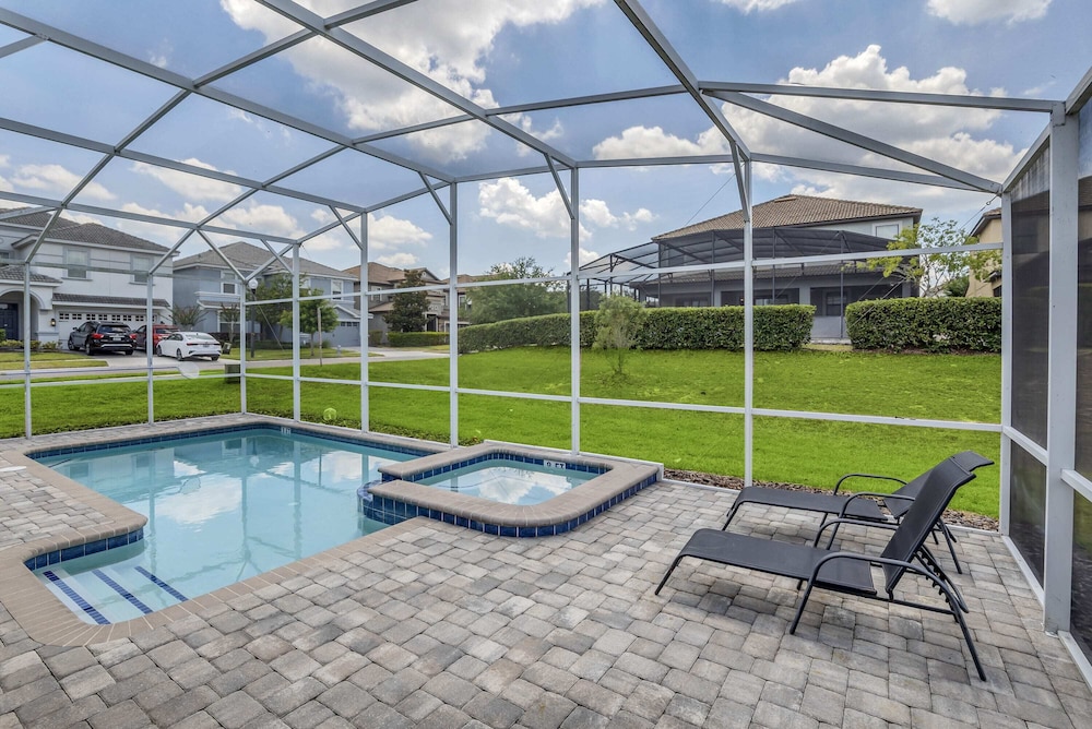 Luxurious Grand Home Themed Bedrooms and Large Pool Area #8cg099 — 4-Star Luxury Hotel in Davenport, United States