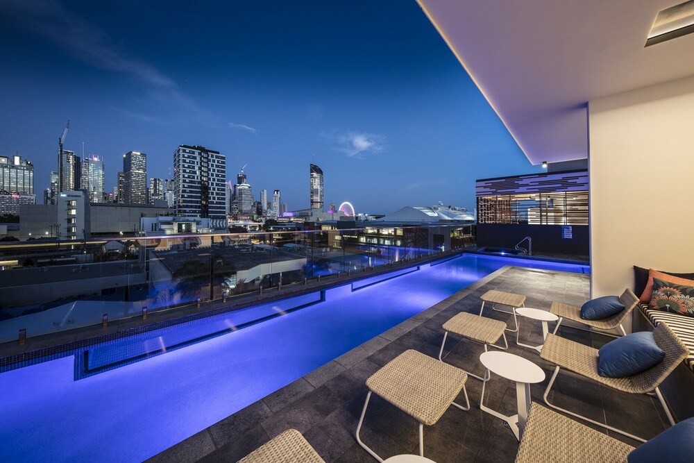 Stylish 1BR Lv26 with Mountain Views Pool and Park — 4-Star Luxury Hotel in Brisbane, Australia