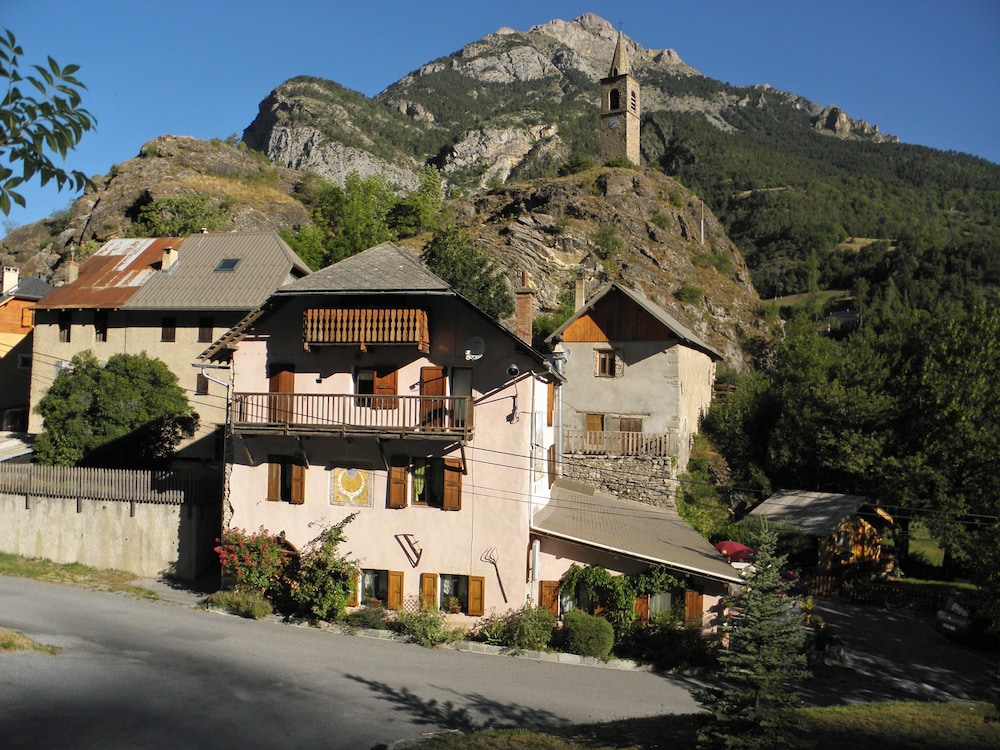 Gîte Auberge Les Terres Blanches de Méolans in Barcelonnette, France
