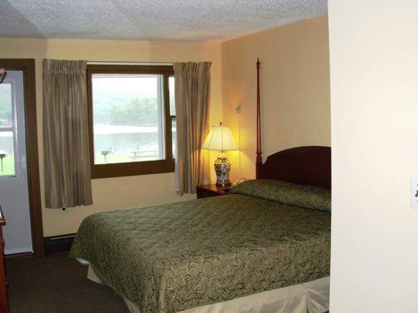 Red Carpet Inn On the Lake - photo 7
