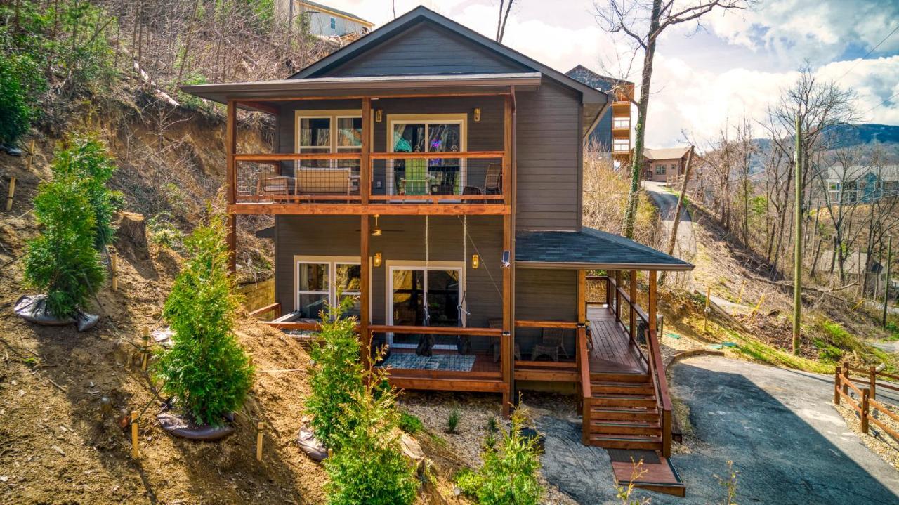 Mins to Gburg Sleeps 8 Hot Tub Arcade Area Pool in Gatlinburg, United States
