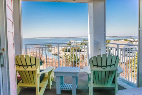 Sojourn Sunrise to Sunset 4BR Sleeps 12 in Virginia Beach, United States