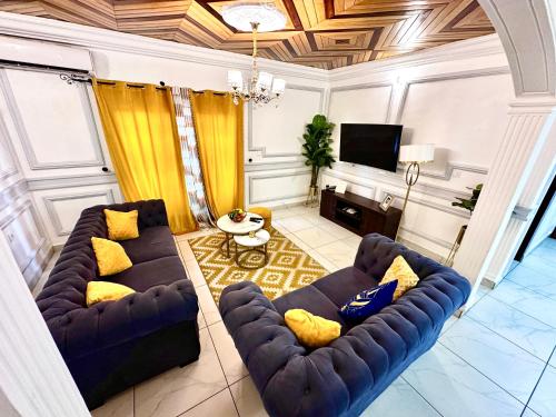 Appartement 2 chambres salon balcon canal sat wifi parking gardien 24 sur 24 — 4-Star Luxury Hotel in Douala, Cameroon