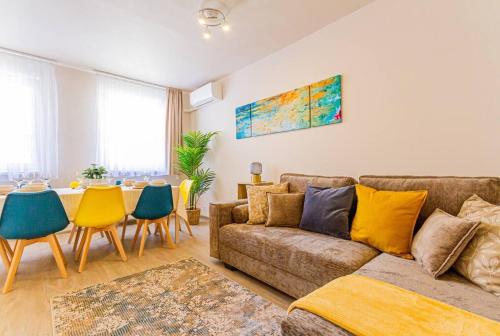 Roomy apartment 80sqm at city center FREE PARKING space AC & balcony Separate AC in all four rooms — 4-Star Luxury Hotel in Budapest, Hungary