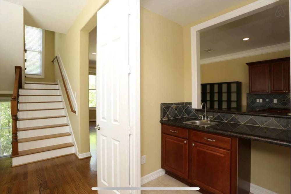 4 Story Rooftop Executive Corporate Housing - photo 20
