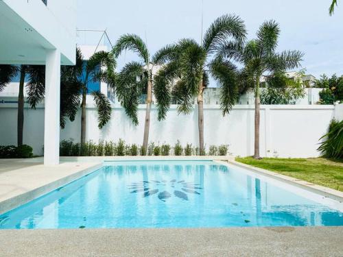 TagVilla Palm Spring Villa in Pattaya 06 Bedroom — 4-Star Luxury Hotel in Pattaya, Thailand