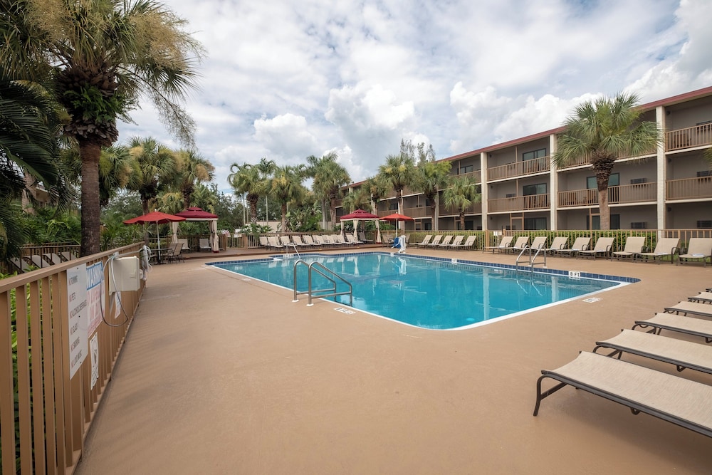 Red Roof Inn PLUS & Suites Naples Downtown 5th Ave S - photo 33