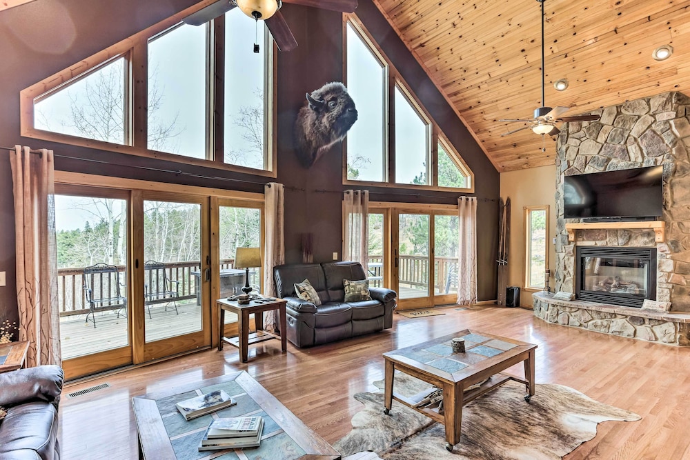 Spacious Lead Getaway with Private Hot Tub and Deck — hotel in Lead