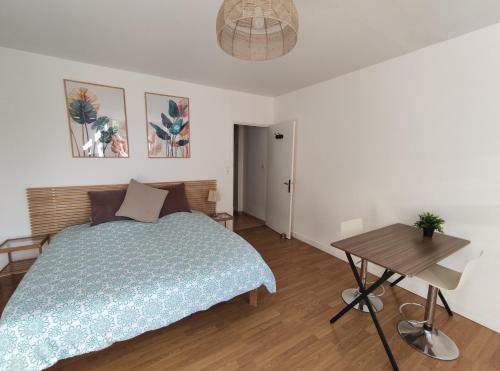 L'ecrin D'emile Grand Studio Meuble Au Calme — hotel in Courpiere