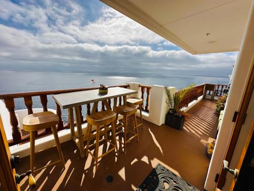 Cliffside villa w ocean views & balcony — 4-Star Luxury Hotel in Avalon, United States