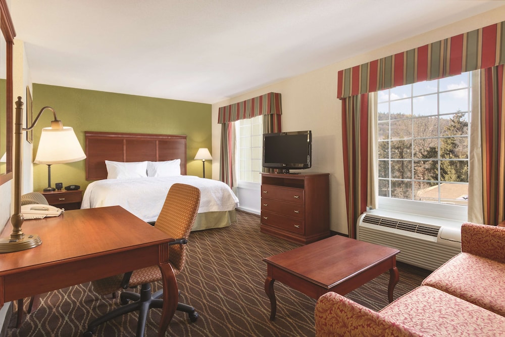 Hampton Inn & Suites Greenfield - photo 11