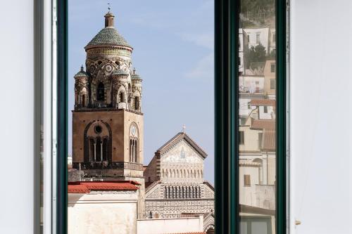 Upscale Central Amalfi Apartment In 19th century Building — 4-Star Luxury Hotel in Amalfi, Italy