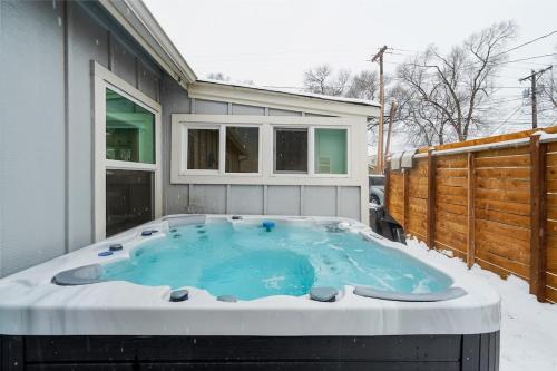 Baby Blue Cottage Downtown Hot Tub BBQ Fire Pit — 4-Star Luxury Hotel in Colorado Springs, United States