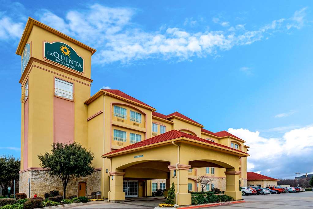 La Quinta Inn & Suites by Wyndham DFW Airport West Bedford - photo 3