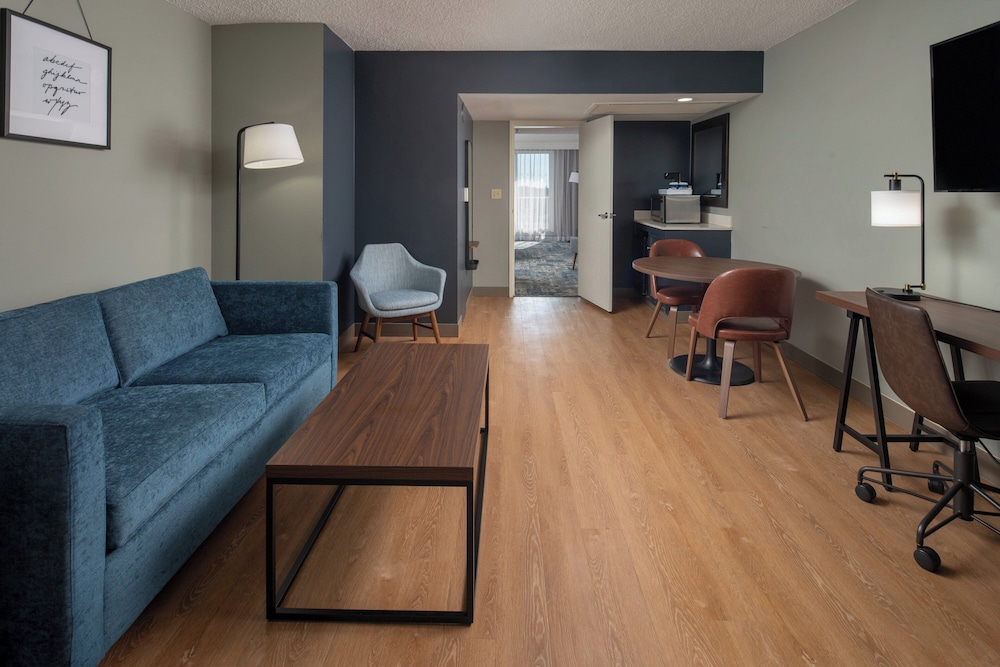 Four Points by Sheraton Suites Tampa Airport Westshore - photo 12
