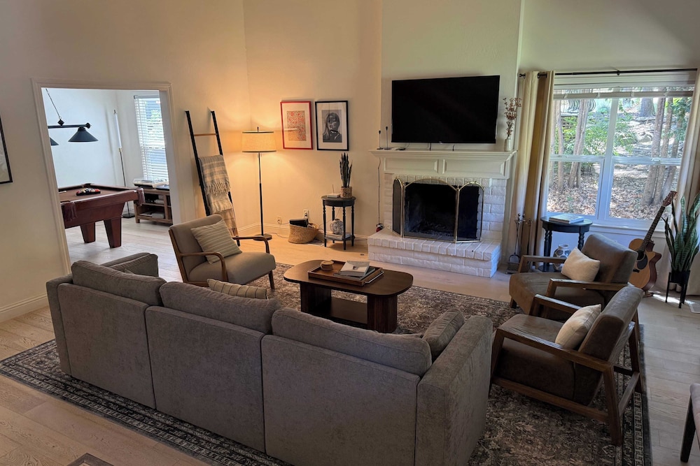Clementine By Avantstay Bright Modern Retreat w Pool Pool Table & Large Patio - photo 10