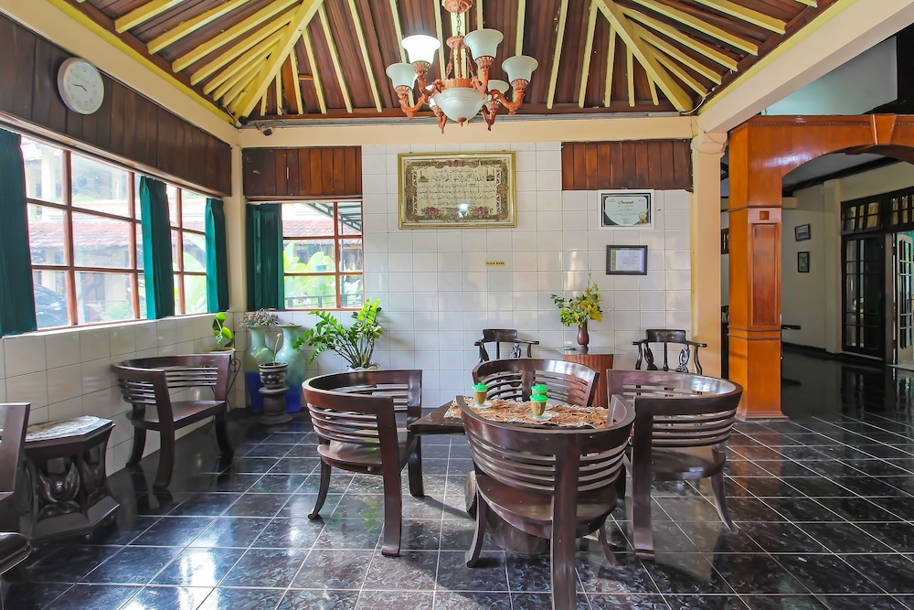 Oyo 1984 Hotel Istana Family Syariah — Nganjuk