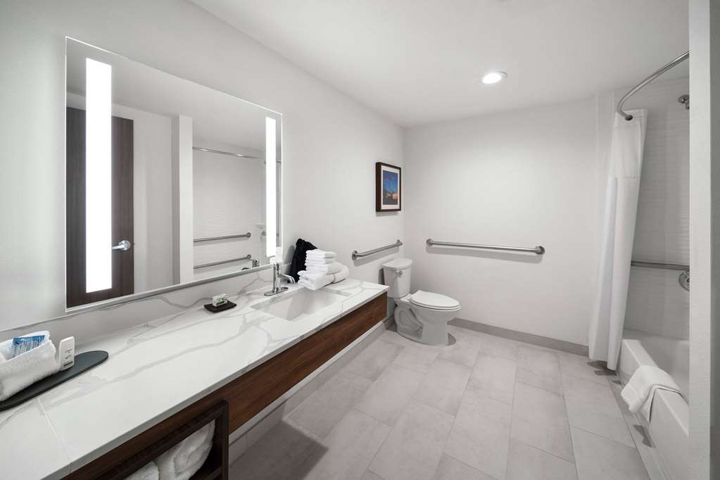 La Quinta Inn & Suites by Wyndham San Antonio at the RIM - photo 19
