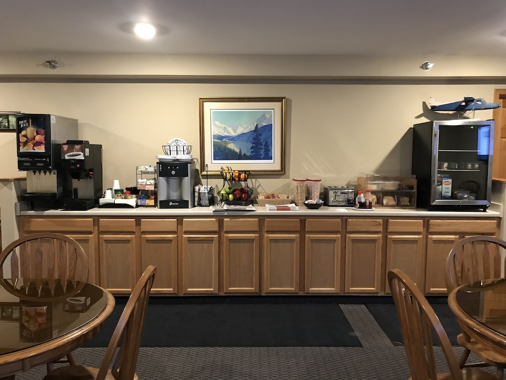 Lakeshore Inn & Suites - photo 38