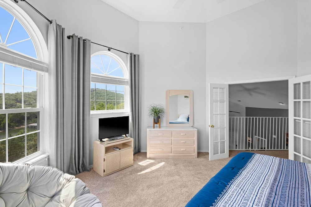 Condo in Lakefront Resort with Boat Launch and Pool - photo 10