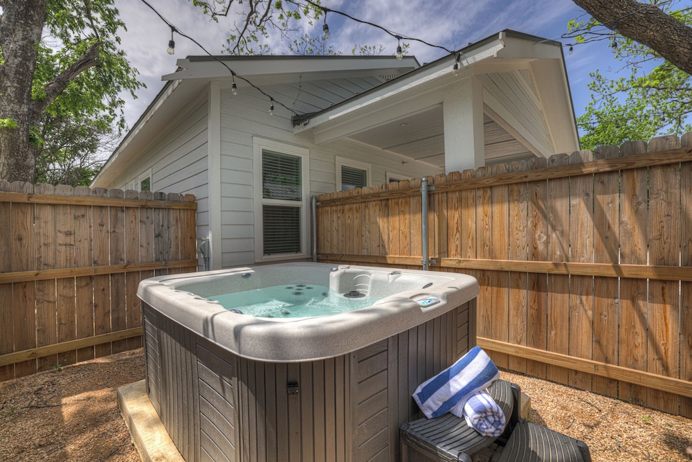 The Grove D With Hot Tub & King Beds Walk to Main - photo 11