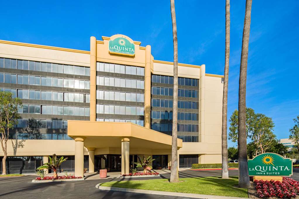 La Quinta Inn & Suites by Wyndham Buena Park - photo 2