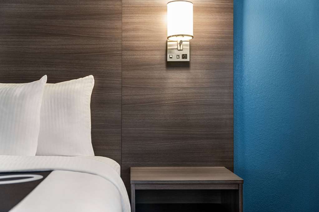 La Quinta Inn & Suites by Wyndham Round Rock North - photo 16