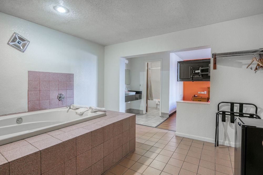 FairBridge Inn Express North Lima - photo 9