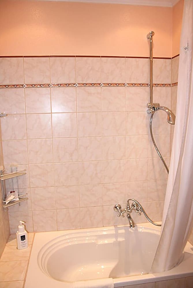 Deep soaking bathtub