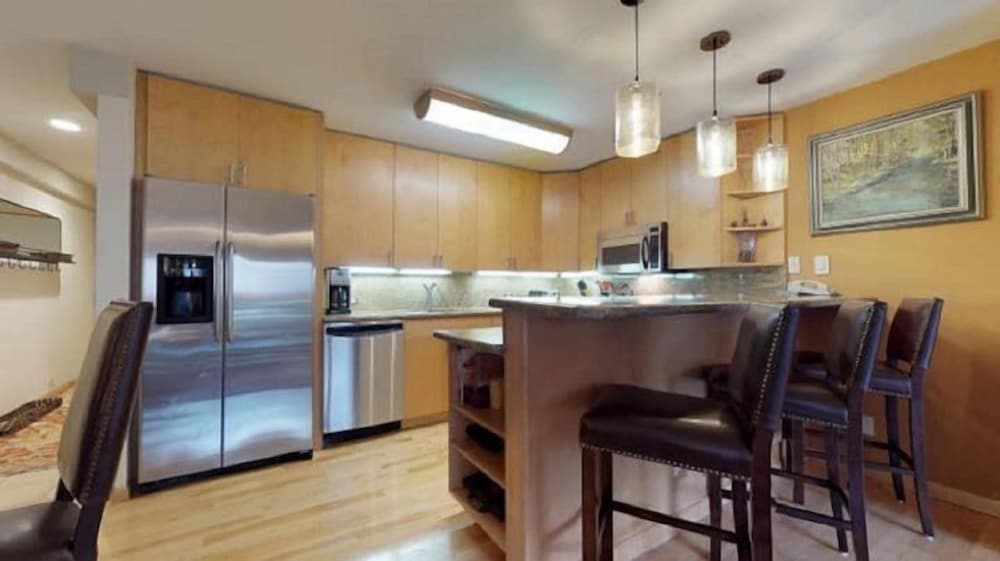 2 Bedroom Boutique Resort Condo With Hot Tub Access and Within Walking Distance to the Eagle Bahn Gondola - photo 5