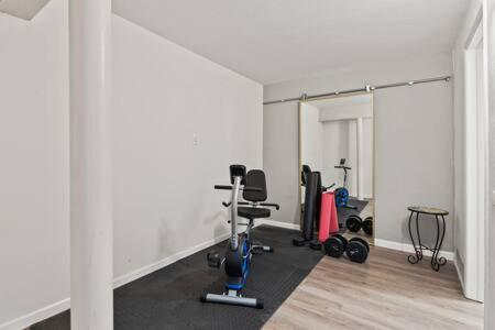 3 Living Rooms Spacious Family Friendly — hotel in National City