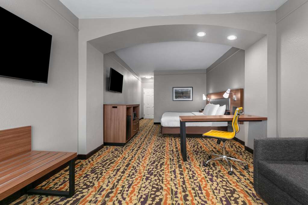 La Quinta Inn & Suites by Wyndham Belton Temple South - photo 8