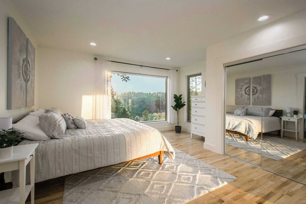 Hot Tub Fire Pit Mountain Views 10min to AVL Modern Escape by Avanstay in Asheville, United States