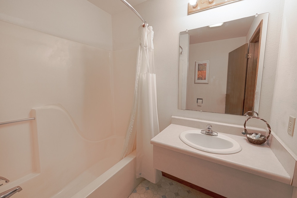 Harlan Inn and Suites - photo 49