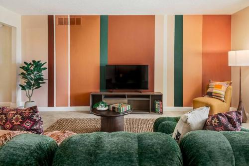 Chic 5 Bed Rooms Boho Retreat with Games & Outdoor Movies
