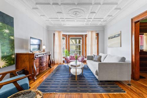 Historic & Spacious 3 Bedroom Family Gem on Peaceful Street — 4-Star Luxury Hotel in Buffalo, United States