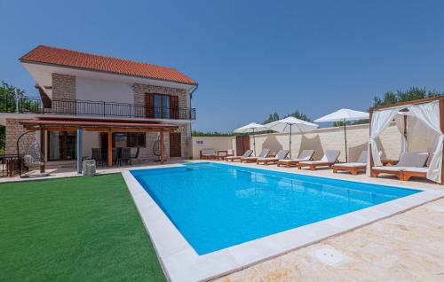 4 Bedroom Awesome Home In Sibenik — 4-Star Luxury Hotel in Sibenik, Croatia