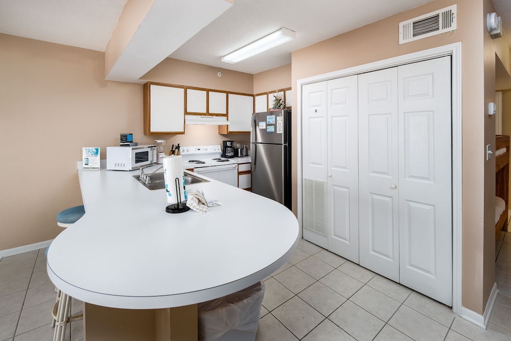 Emerald Towers West 3003 by RedAwning - photo 5