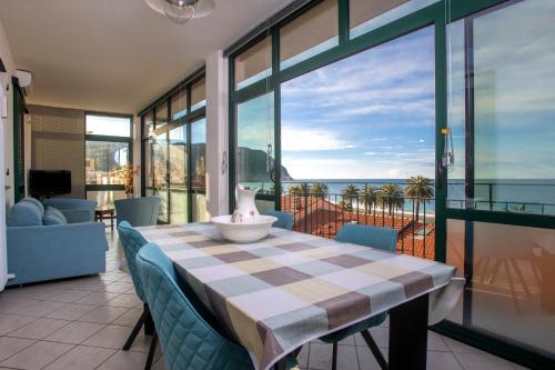 162 La Veranda Sull'acqua Fronte E Vista Mare Riva Trigoso Posto Auto Privato — 4-Star Luxury Hotel in Sestri Levante, Italy