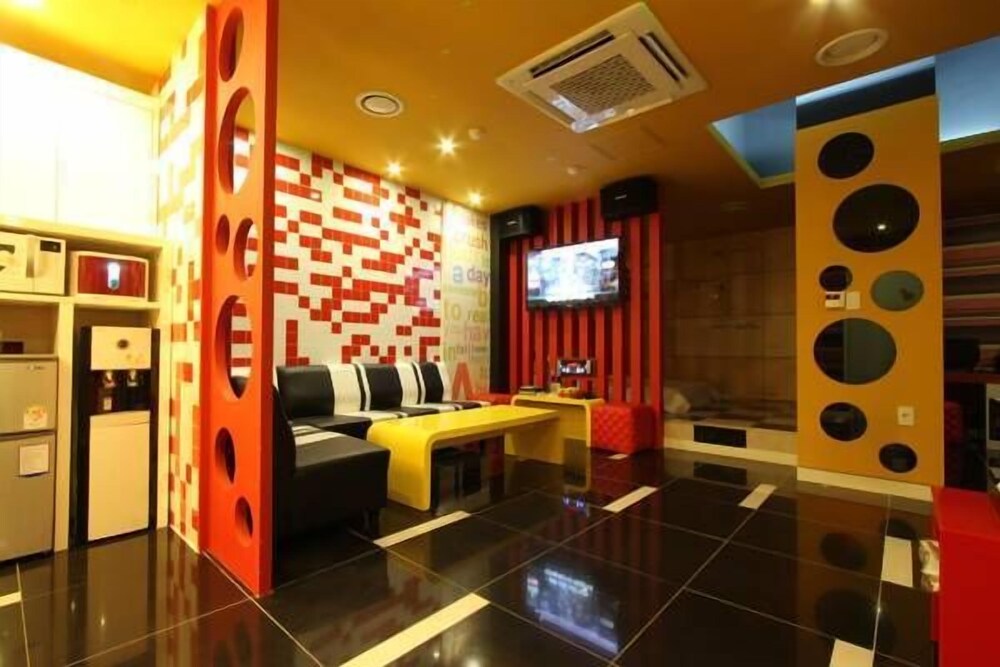 Show Hotel - carbon neutral hotel in Unknown City