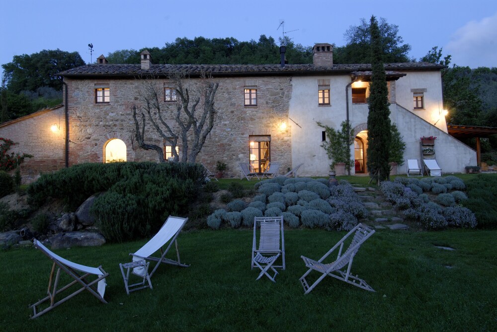Podere Poggio al Sole — 4-Star Luxury Hotel in Montepulciano, Italy