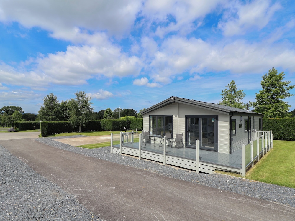 Lodge 9 — 4-Star Luxury Hotel in Saint Asaph, United Kingdom