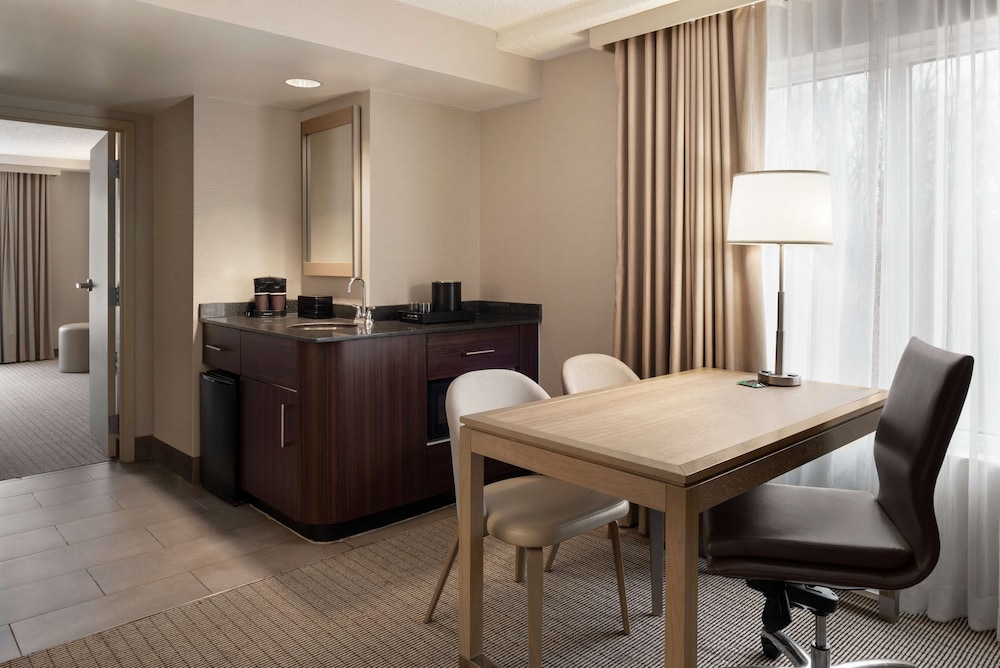 Embassy Suites by Hilton Cleveland Rockside - photo 21