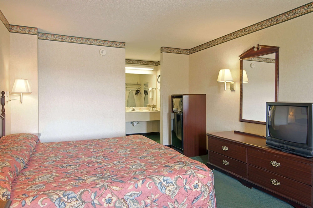 Days Inn & Suites by Wyndham Fort Valley - photo 16