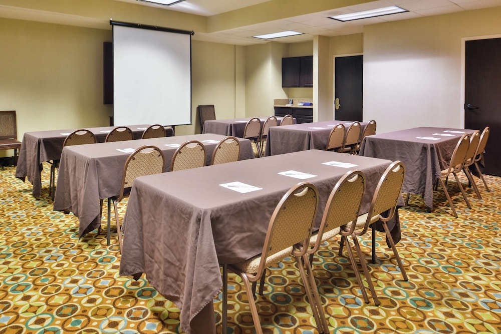 Hampton Inn Staunton - photo 39
