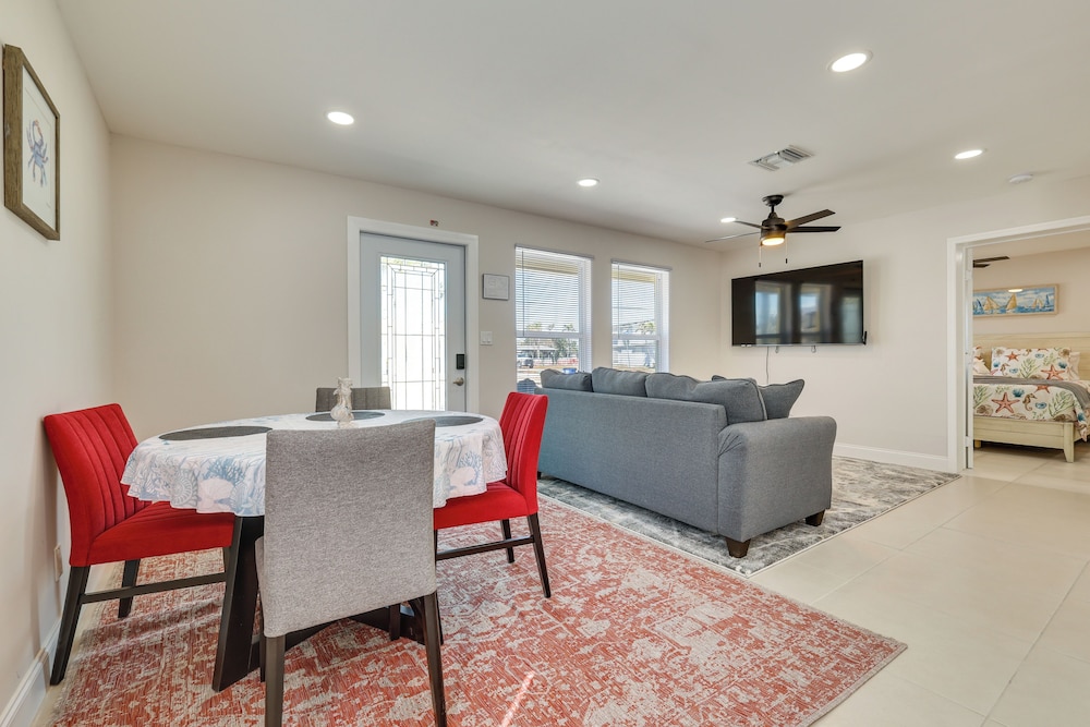 1 Block to Beach: Gulf Coast Escape w Patio — 4-Star Luxury Hotel in Fort Myers Beach, United States