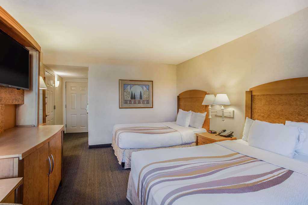 La Quinta Inn & Suites by Wyndham Islip MacArthur Airport - photo 12