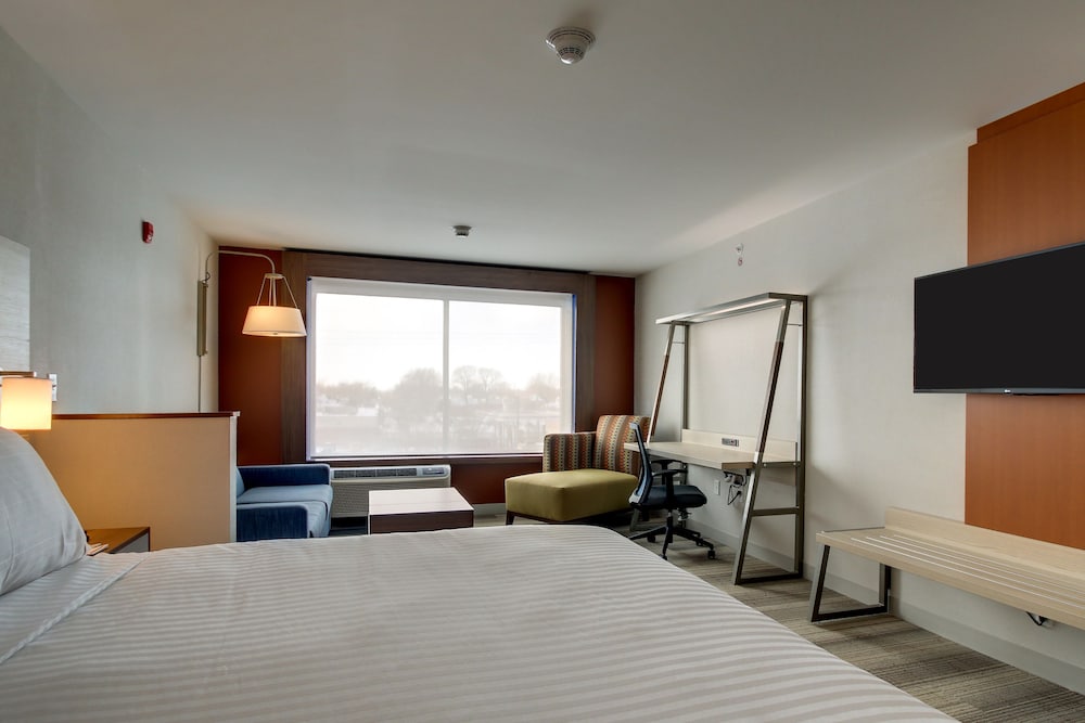Holiday Inn Express & Suites Galesburg by IHG - photo 13