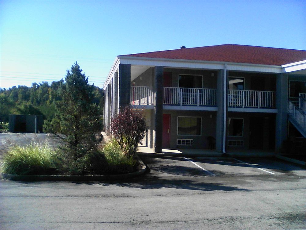 Campton Parkway Inn - photo 50